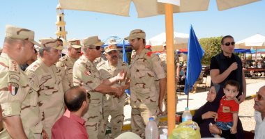 صور.. وزير الدفاع يزور عددا من مراكز التدريب ويلتقى الجنود المستجدين وأسرهم