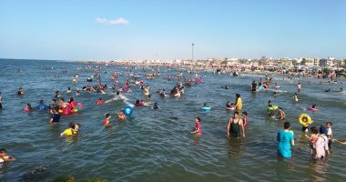 صور.. إقبال كبير على مصيف بلطيم بكفر الشيخ اليوم