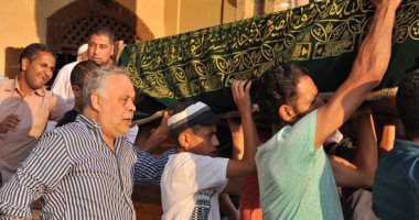 صور.. أشرف زكى ووفد من نقابة الممثلين يشيعون جثمان هياتم