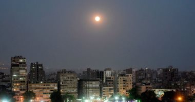 بدء تلامس القمر مع ظل الأرض وإعتام بالكامل فى التاسعة والنصف مساء