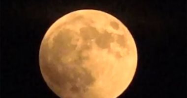بدء صلاة الخسوف بمساجد مصر الكبرى وحشود المصلين تملأ الجوامع