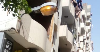 صور.. ترك أعمدة الكهرباء مضاءة نهارا فى شارع نصوح بالزيتون