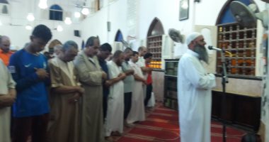 صور.. أهالى كفر الشيخ يؤدون صلاة الخسوف بالمساجد