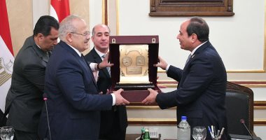 عثمان الخشت يهدى درع جامعة القاهرة للرئيس السيسي.. صور