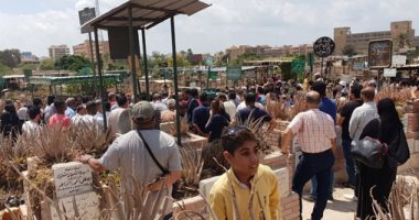 وسط غياب الفنانين.. أهالى الإسكندرية يشيعون محمد شرف لمثواه الأخير