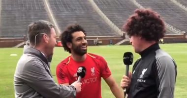 فيديو كوميدى.. أسطورة ليفربول يفاجئ محمد صلاح بـ"الباروكة"