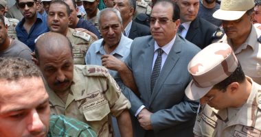 صور.. محافظ الدقهلية يؤدى صلاة الجنازة على شهيد الوطن ويتقدم الجنازة العسكرية