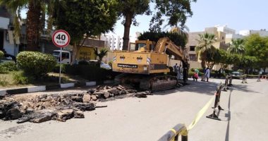 صور.. بدء تغيير خطوط المياه القديمة والمتهالكة بشارع خالد بن الوليد بالأقصر