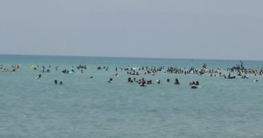 صور.. شواطئ العين السخنة كاملة العدد.. ومحافظ السويس يؤكد تأمين الطرق