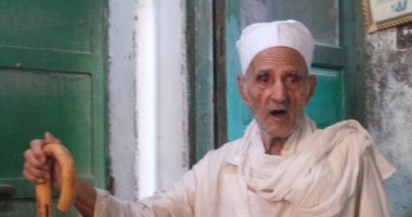 صور.. 40 عاما فى المهنة .. "نور الدين" شيخ سائقى الإسعاف وأقدمهم بقنا