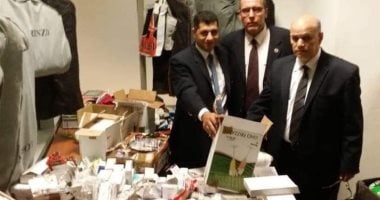 صور.. ضبط راكب بمطار القاهرة حاول تهريب أدوية بمليون جنيه