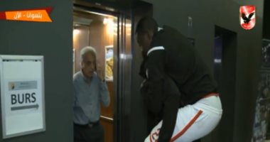 شاهد لقطة اليوم .. كوليبالى يحمل أجايى المصاب على ظهره 