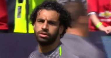 جماهير ليفربول تساند محمد صلاح من المدرجات خلال الإحماء.. فيديو