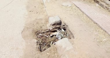 قارئ يرصد بالوعة مفتوحة أمام محطة قطار مغاغة بالمنيا