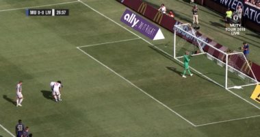 خلاف بين محمد صلاح و ساديو مانى بسبب ركلة جزاء يونايتد.. فيديو وصور