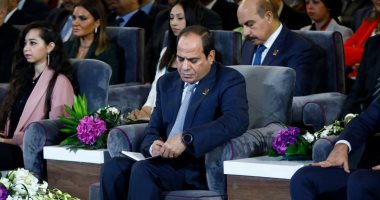  خلال جلسة "مشروع البنية المعلوماتية".. السيسي يطلب من الرقابة الإدارية ملفات 107 أسر فقيرة بإحدى قرى الفيوم.. ويأمرها بتقليص مدة التحول الرقمى من 6 لـ 4 سنوات.. ويؤكد: "فيه ناس خدت تكافل وكرامة ويمكن ما تستحقش"