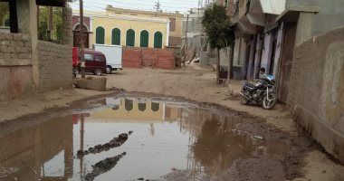 صور.. أهالى بشتامى بالمنوفية يعانون من طفح المجارى