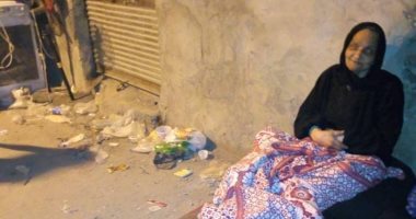سكان منزل متهالك بالدرب الأحمر يفترشون الشارع بعد سقوط أجزاء منه