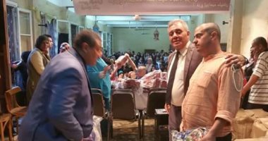 نائب محافظ القاهرة يوزع ألف شنطة مدرسية على أهالى روض الفرج