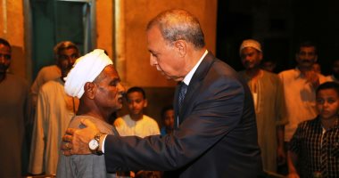 صور.. محافظ قنا يقدم واجب العزاء لأسرة شهيد القوات المسلحة