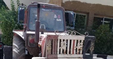 رئيس مدينة أرمنت يتحفظ على خلاطة تبنى منزل مخالف وجرار يجرف التربة الزراعية 