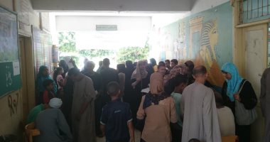 صور.. الكشف على 566 حالة فى قافلة لجامعة جنوب الوادى بمدينة دشنا بقنا