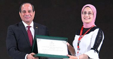مؤتمر الشباب.. الرئيس السيسي يُكرم أول فتاة تفوز بمنصب رئيس اتحاد طلاب جامعة