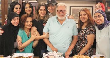صور.. يحيى الفخرانى ومى كساب يحتفلان بعيد ميلاد هبة مجدى