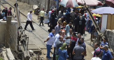 صور.. لجنة وزارة النقل تعاين موقع إنشاء سلالم متحركة بمزلقان فى كفر الشيخ