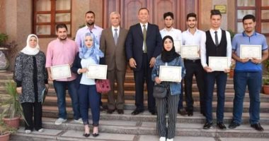 رئيس جامعة المنوفية يسلم شهادات إتمام التدريب للطلاب العرب