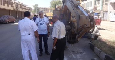 صور.. رئيس مدينة الأقصر يتابع أعمال تطوير البنية التحتية بشارع خالد بن الوليد