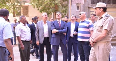 محافظ أسيوط يتفقد موقع البرج المائل بحى شرق
