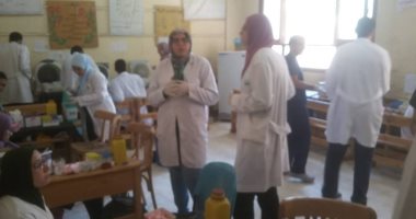 صور.. قافلة طبية تستهدف 400 حالة بقرية الكوم الأحمر ببنى سويف