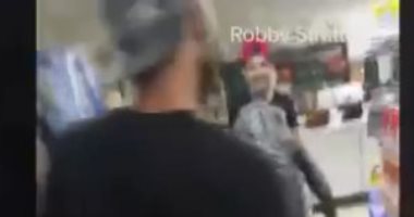 فيديو.. شاب أمريكى يثير الجدل بعد دخوله متجر فى فلوريدا حاملا تمساح 