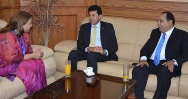 صور.. وزير الرياضة يلتقى رئيس الاتحاد البحرينى لتنس الطاولة 