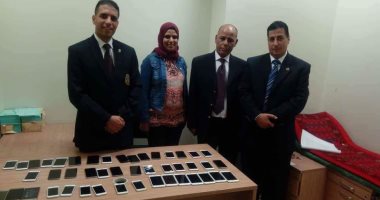 صور.. ضبط أردنية حاولت تهريب 45 هاتف محمول "أيفون" فور وصولها من عمان