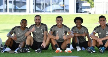 شاهد.. رونالدو يحتفل بالمران الأول مع زملائه الجدد فى يوفنتوس