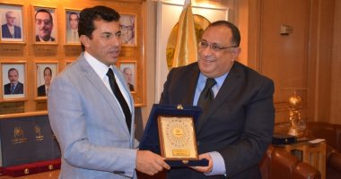 "جامعة حلوان" تكرم وزير الشباب والرياضة