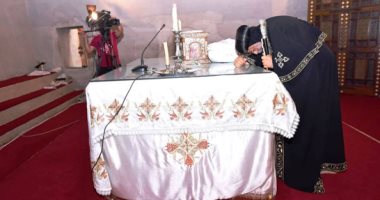 البابا تواضروس يترأس صلوات تجنيز الأنبا إبيفانيوس.. ويقبل صندوقه باكيًا - صور