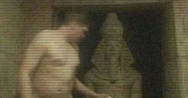 الآثار توضح حقيقة صورة شخصين شبه عاريين بجوار تمثال