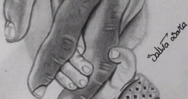قارئة تبدع فى رسم اللوحات الفنية بأقلام الفحم وألوان الخشب