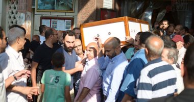صور.. نجوم الفن فى جنازة والد المخرج معتز التونى
