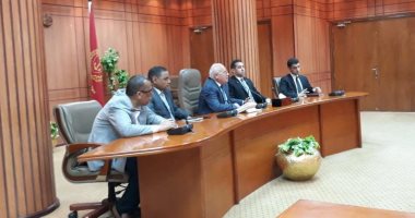 محافظ بورسعيد يوكد على أهمية التصدى للشائعات ودور الشباب في بناء الإنسان 