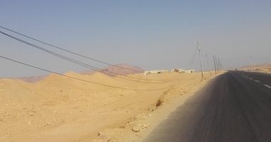 صور.. قارئ يطالب بإصلاح أعمدة كهرباء الضغط المنخفض بطريق "نخل - طابا"  