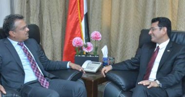 سفير سنغافورة يلتقى السفير اليمنى ويثمن دور الجالية اليمنية ببلاده 