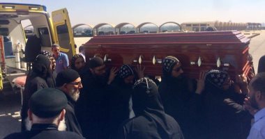 صور.. جثمان رئيس دير الأنبا مقار يصل مقر الدير 