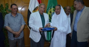 محافظ الإسماعيلية يسلم شنط وجوازات السفر لأعضاء بعثة حج الجمعيات (تحديث)