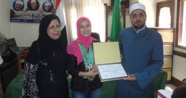 رئيس المنطقة االأزهرية بالدقهلية يكرم بطلة إفريقيا فى رفع الأثقال
