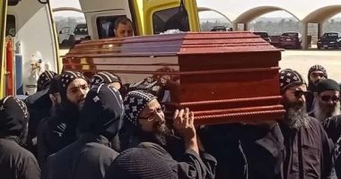 3رسائل بعثها البابا تواضروس باكيا بجنازة الأنبا إبيفانيوس.. لرهبان الدير: لا للظهور الإعلامى ولا تتبعوا أحدا.. للأساقفة: مناصبكم ليست جاها أو سلطة.. للأقباط: انتظروا نتائج التحقيقات.. ويقرأ وصية الراحل على قبره
