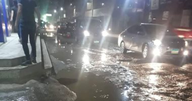 انفجار ماسورة مياه بشارع أبو سعدة بالخصوص.. والأهالى: "10 أيام والشارع غرقان"